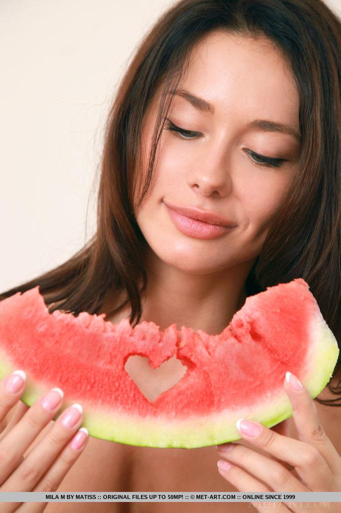 Mila m wird frech und nackt beim Essen einer Wassermelone
 #59549960