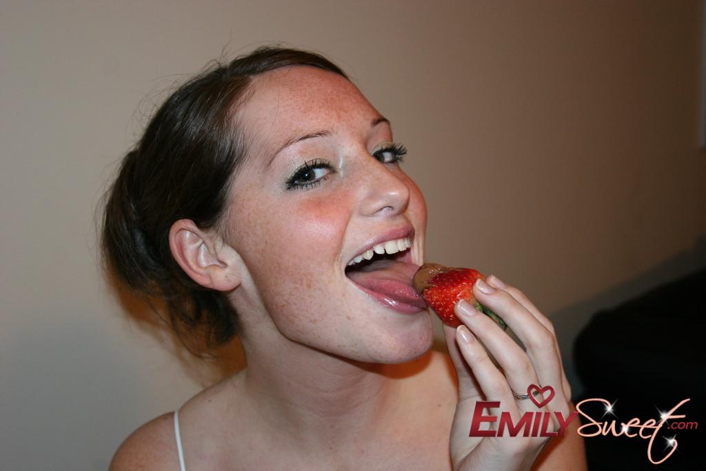 Bilder von Teenie-Babe Emily Sweet, die mit ihrem Essen spielt
 #54238404