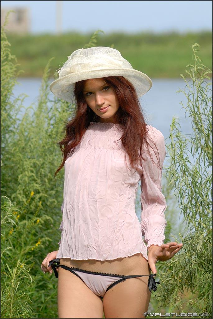 Mpl studios präsentiert yalena in "delight"
 #60178817