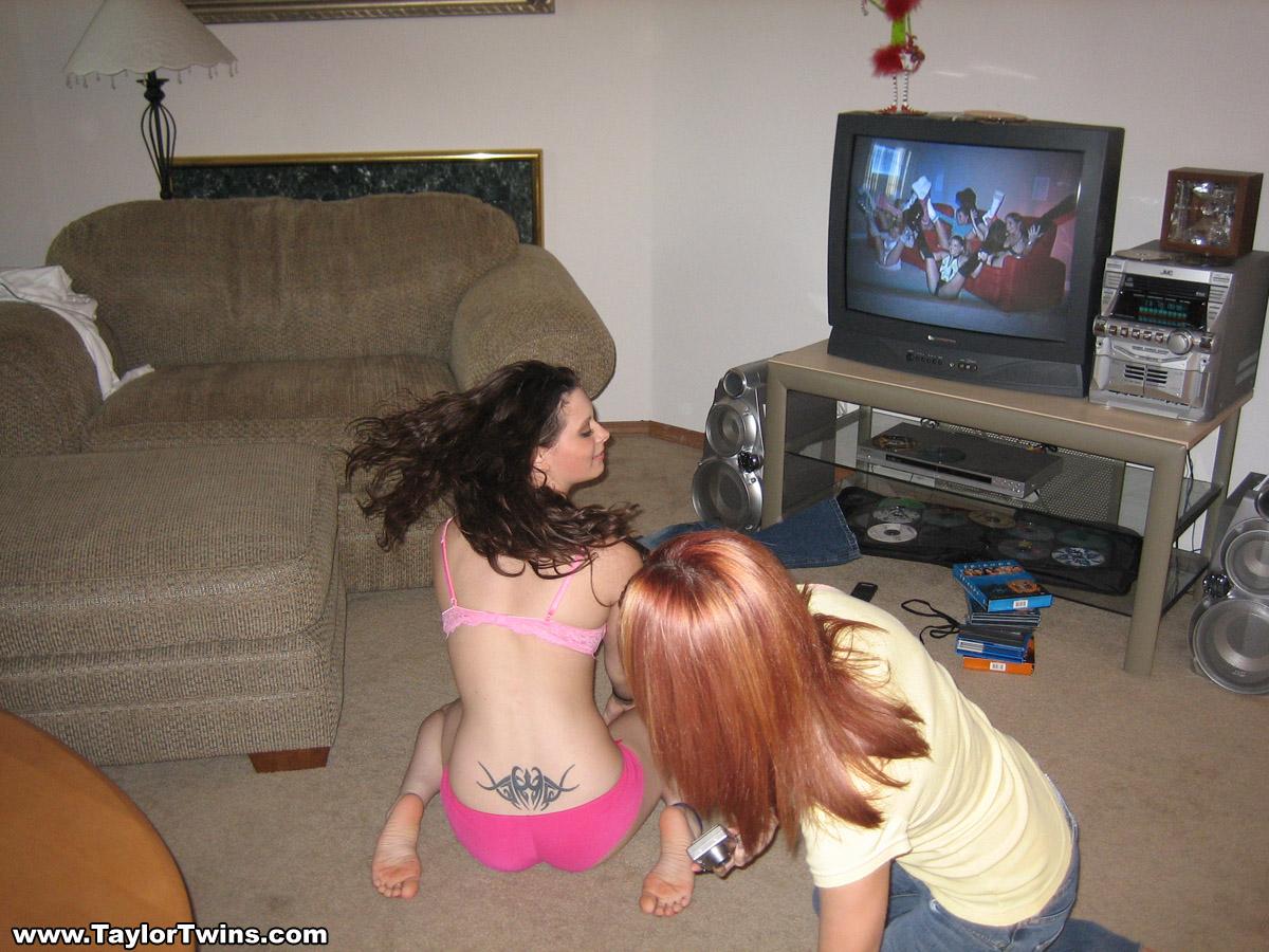 Fotos de gemelas taylor jugando con una novia
 #60073310