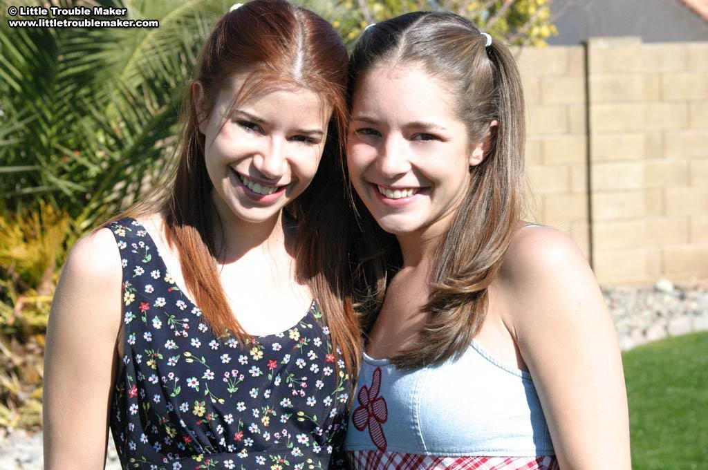 Bilder von zwei Studentinnen, die sich im Hinterhof ausziehen
 #59921705