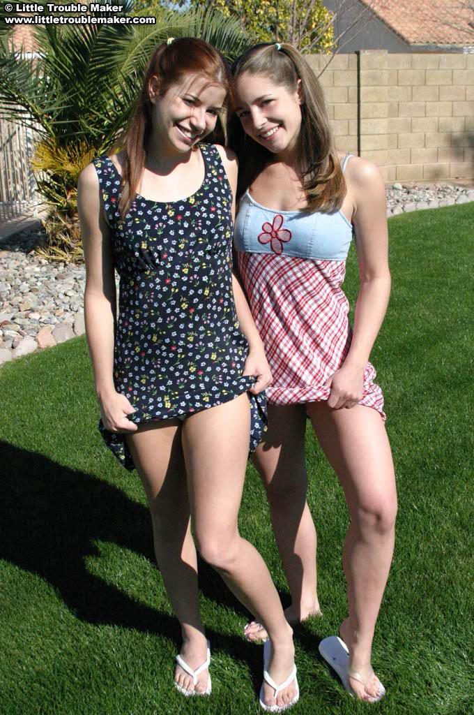 Fotos de dos chicas desnudas en el patio trasero
 #59921708
