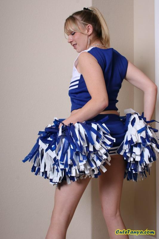 Bilder von einer Cheerleaderin süße tanya entblößt ihren süßen Teenie-Körper für Sie
 #53908956