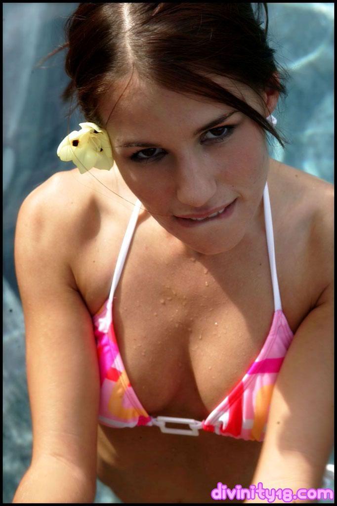 Bilder von divinity 18 in einem sexy Bikini
 #54089867