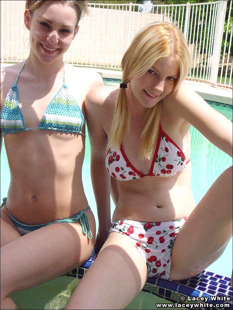 Bilder von zwei heißen Teenager-Mädchen in Bikinis
 #58804005
