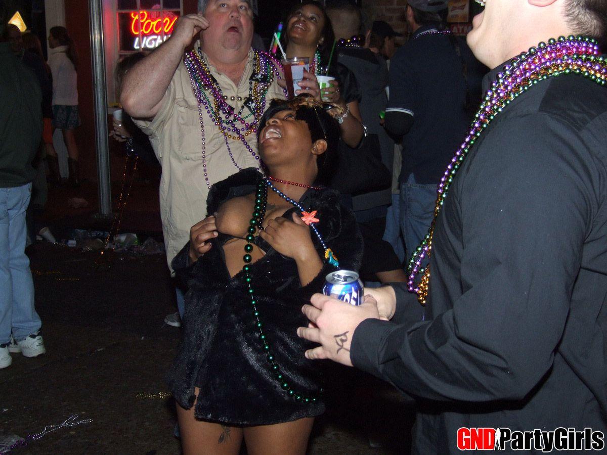 Photos d'adolescentes en fête exposant leurs seins en public
 #60506363