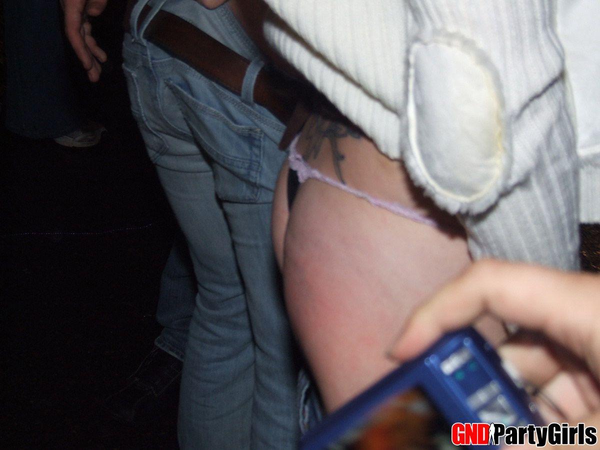 Photos d'adolescentes en fête exposant leurs seins en public
 #60506478