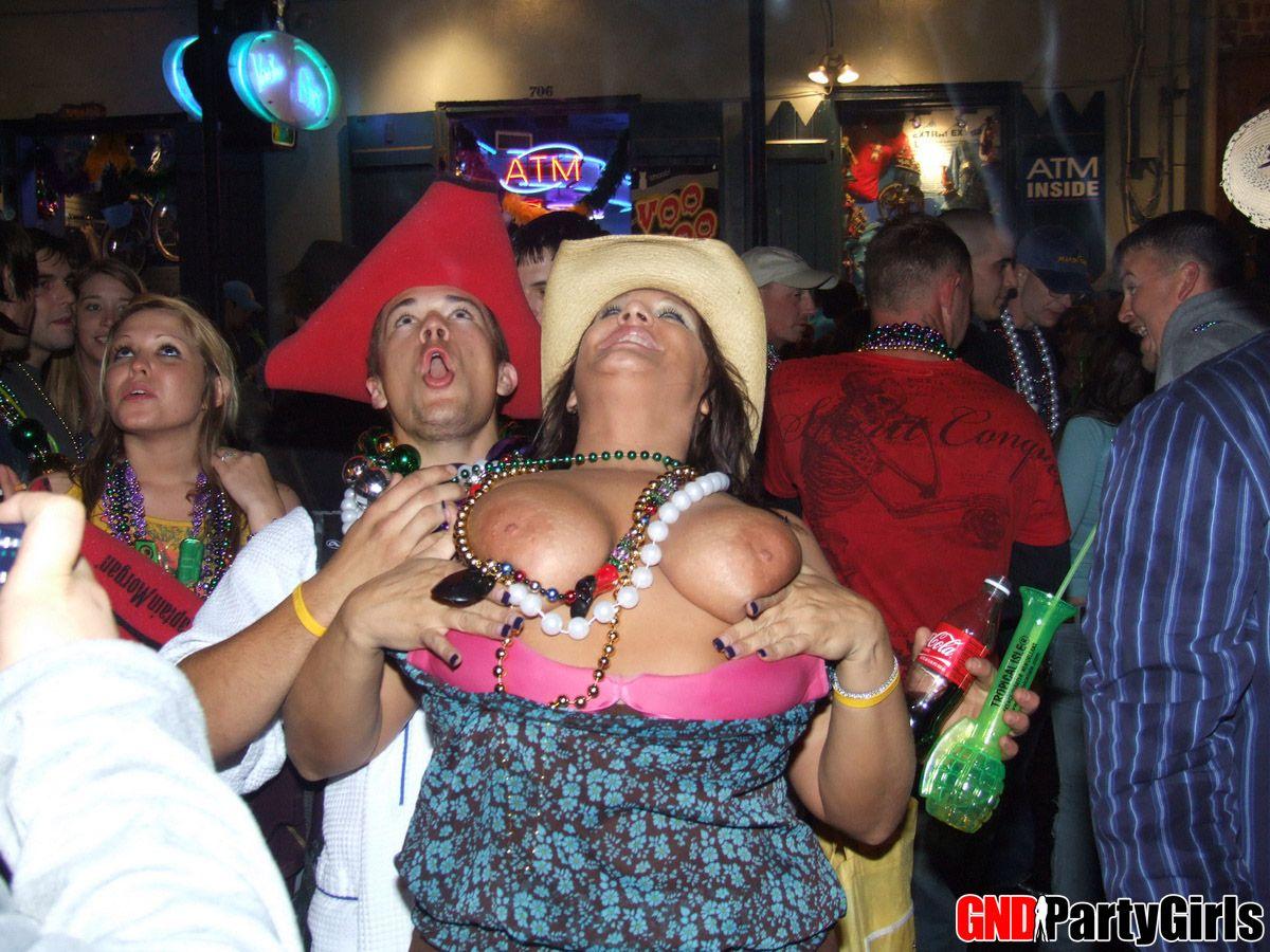 Photos d'adolescentes en fête exposant leurs seins en public
 #60506497