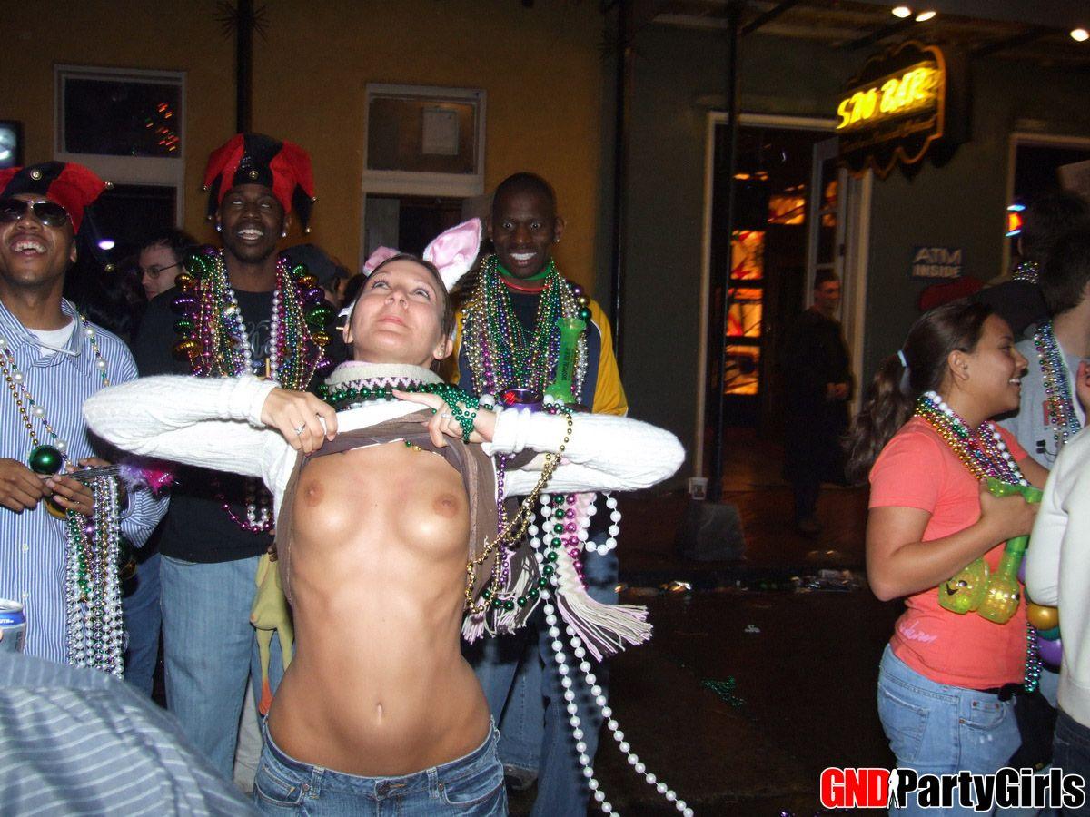 Photos d'adolescentes en fête exposant leurs seins en public
 #60506509