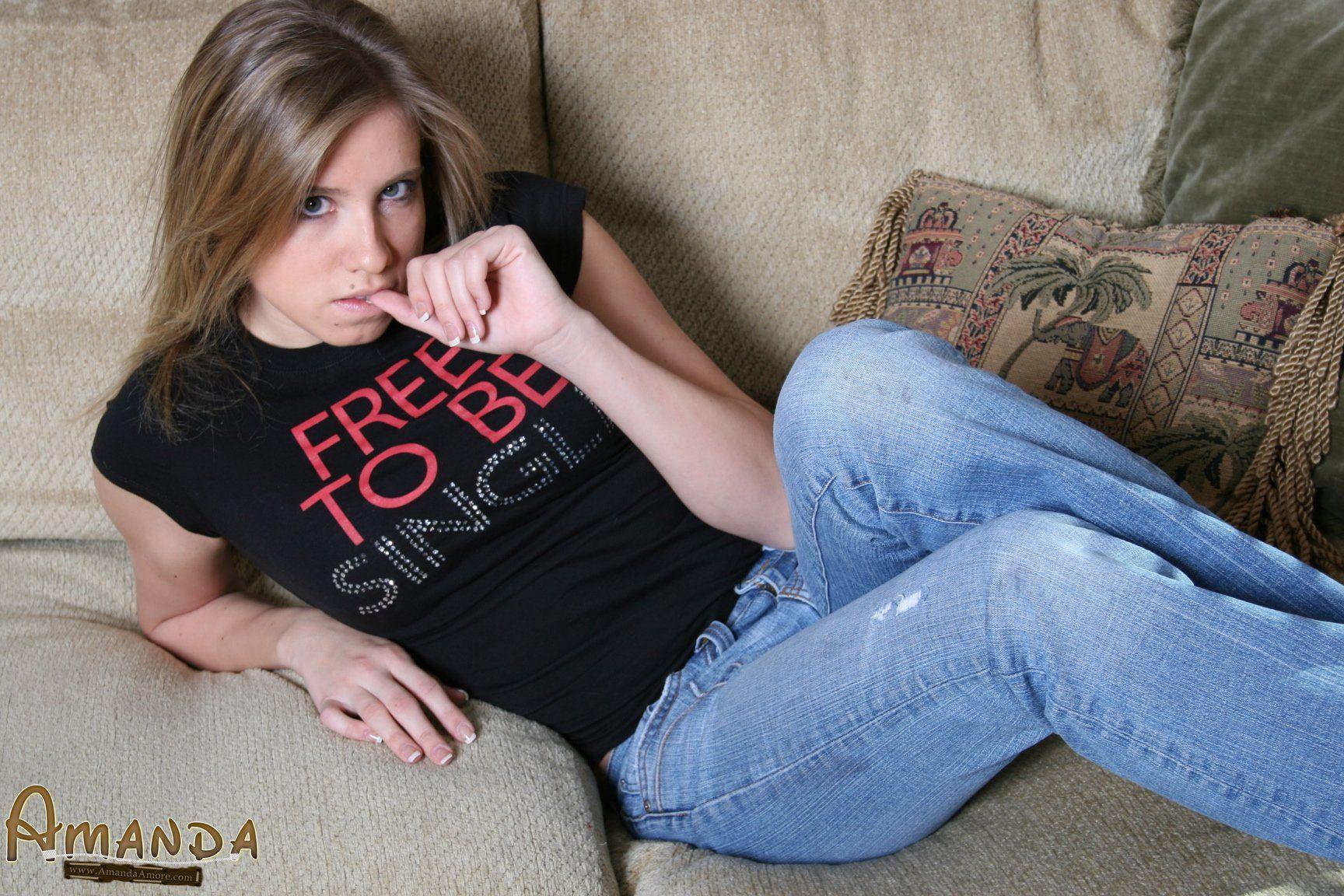 Bilder von Teenie-Küken Amanda Amore strippt auf der Couch
 #53071505