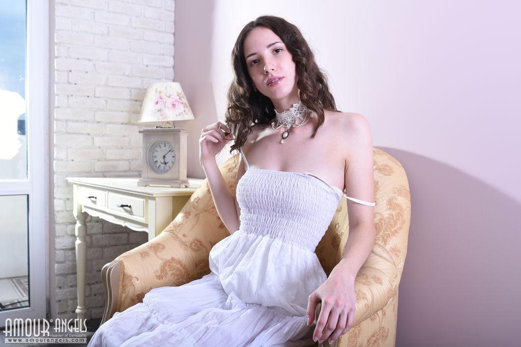 Brünette teen dama zeigt Ihnen, was unter ihrem weißen Kleid ist
 #60239165