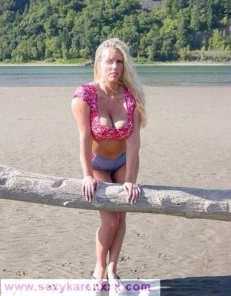 Immagini di karen sexy che mostra le sue tette su una spiaggia
 #58017467