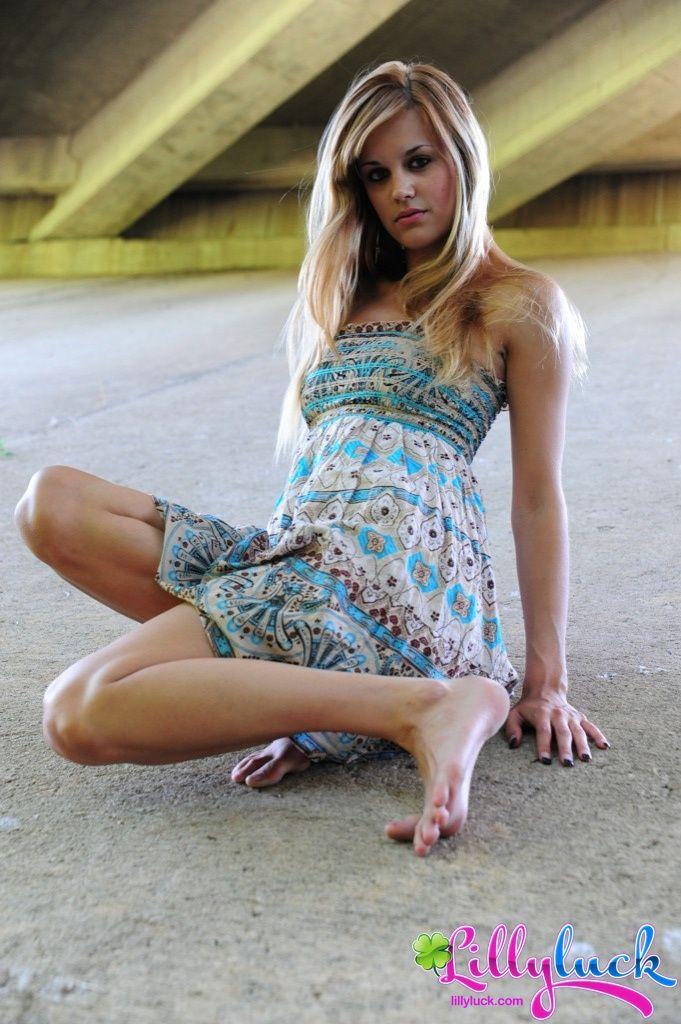 Bilder von teen model lilly luck spreizt ihre Beine draußen
 #58953129