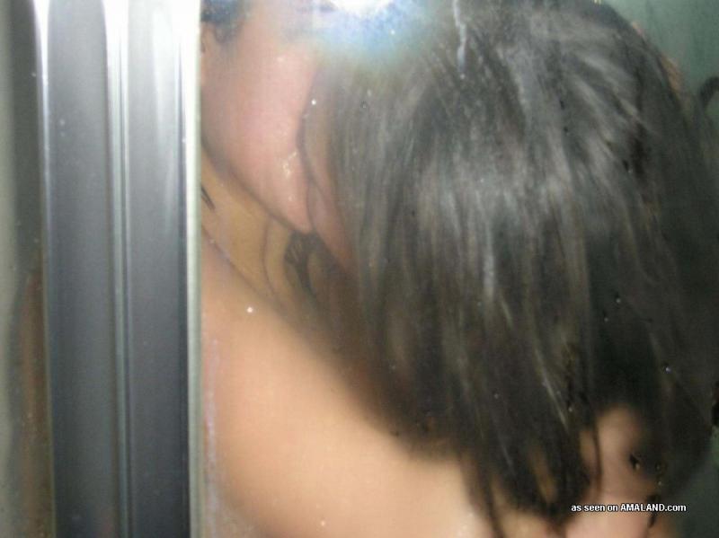 Bilder von zwei Amateur-Teenie-Lesben, die sich gegenseitig in der Dusche streicheln
 #61969531