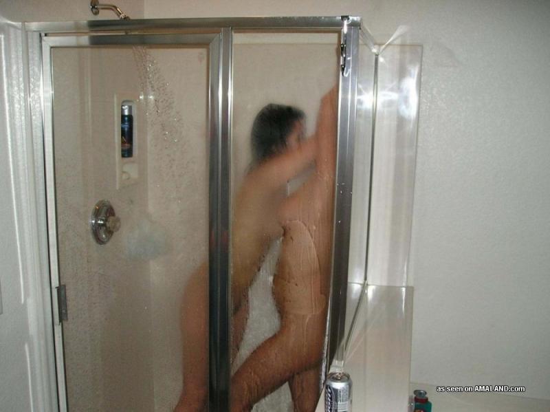 Bilder von zwei Amateur-Teenie-Lesben, die sich gegenseitig in der Dusche streicheln
 #61969565