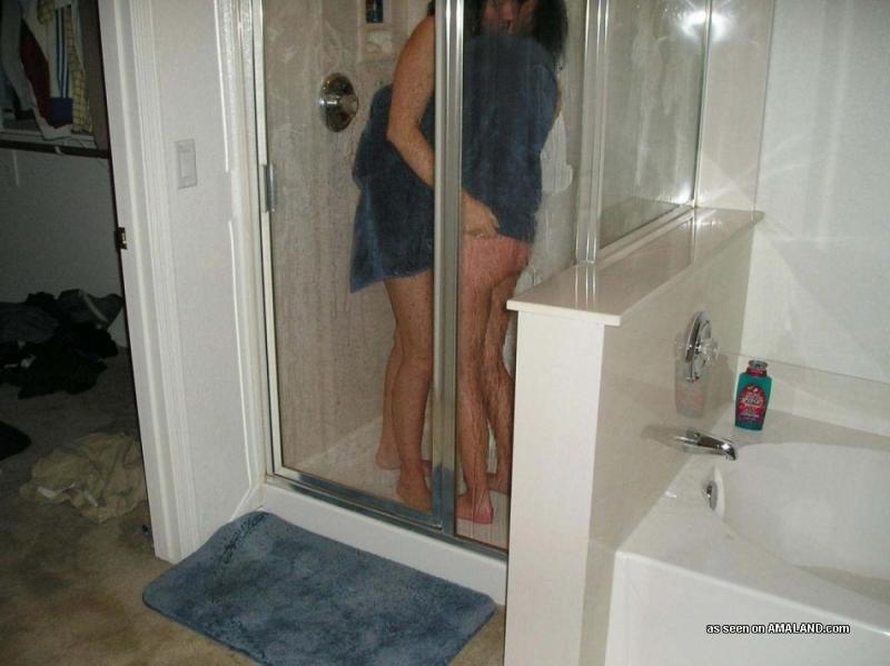 Bilder von zwei Amateur-Teenie-Lesben, die sich gegenseitig in der Dusche streicheln
 #61969583