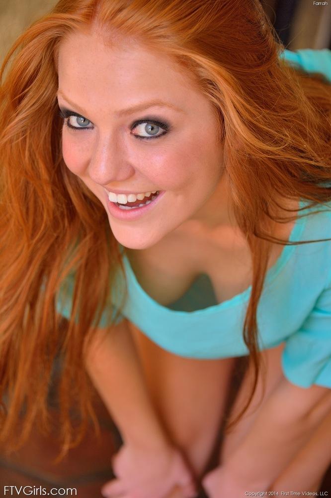 Farrah, la belle rousse, vous offre un regard sexy sur sa chatte super mouillée.
 #54354900