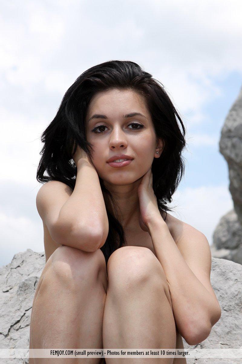Immagini di brunetta giovane vic e nudo sulle rocce
 #54777193