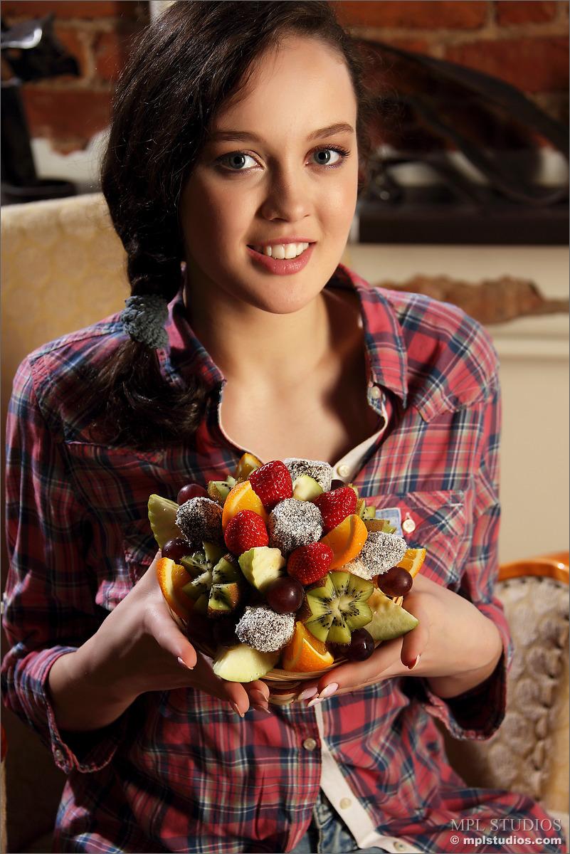 Mpl studios präsentiert uliana in "delicious fruit"
 #60629973