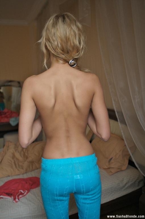 Bilder von sasha blonde stripping nackt
 #59936303
