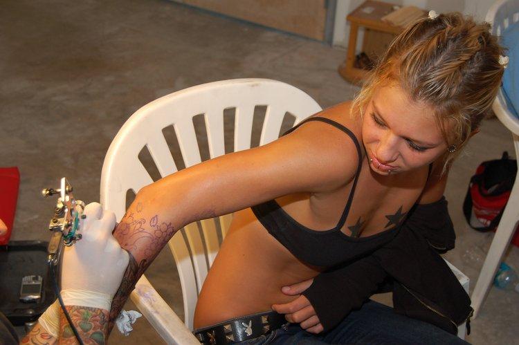 Pictures of Sexy Lette getting a new tattoo #59952279