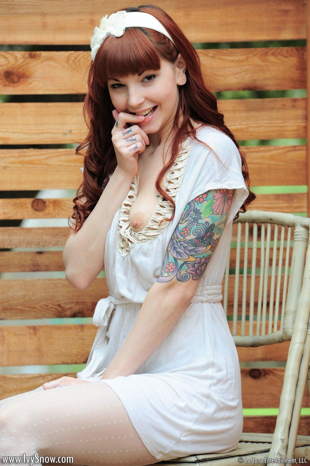 Ivy snow juega al aire libre usando nada más que sus medias blancas
 #55004499