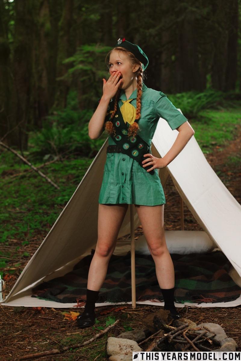 Dolly Little, une scout rousse, s'excite en camping.
 #54092779