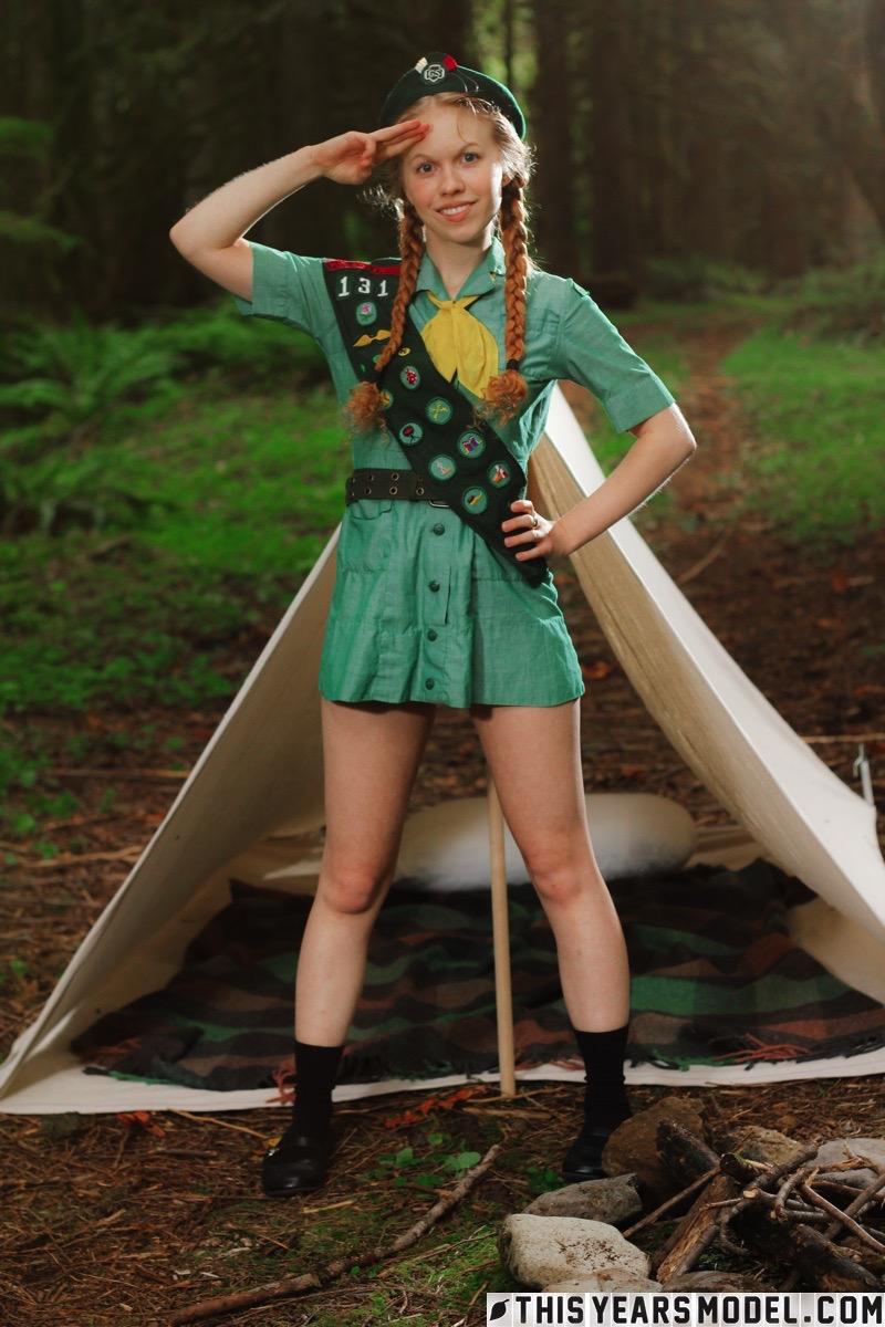 Dolly Little, une scout rousse, s'excite en camping.
 #54092809