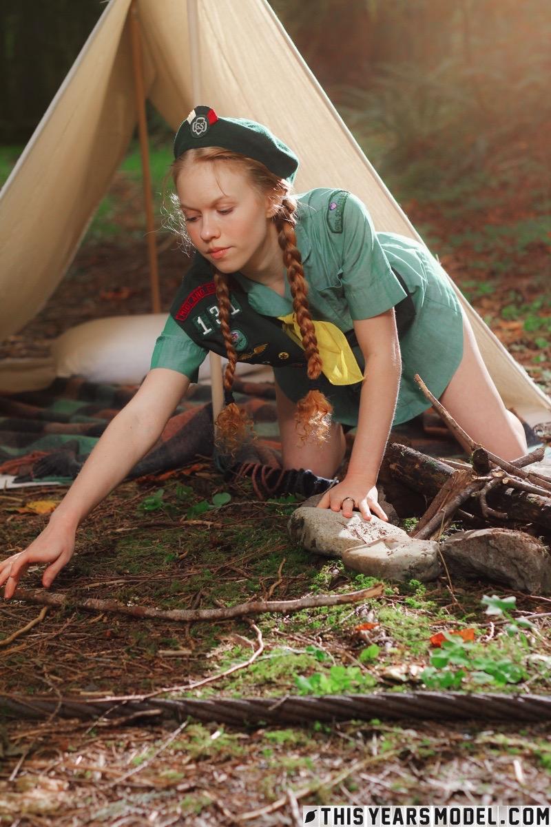 Dolly Little, une scout rousse, s'excite en camping.
 #54092910