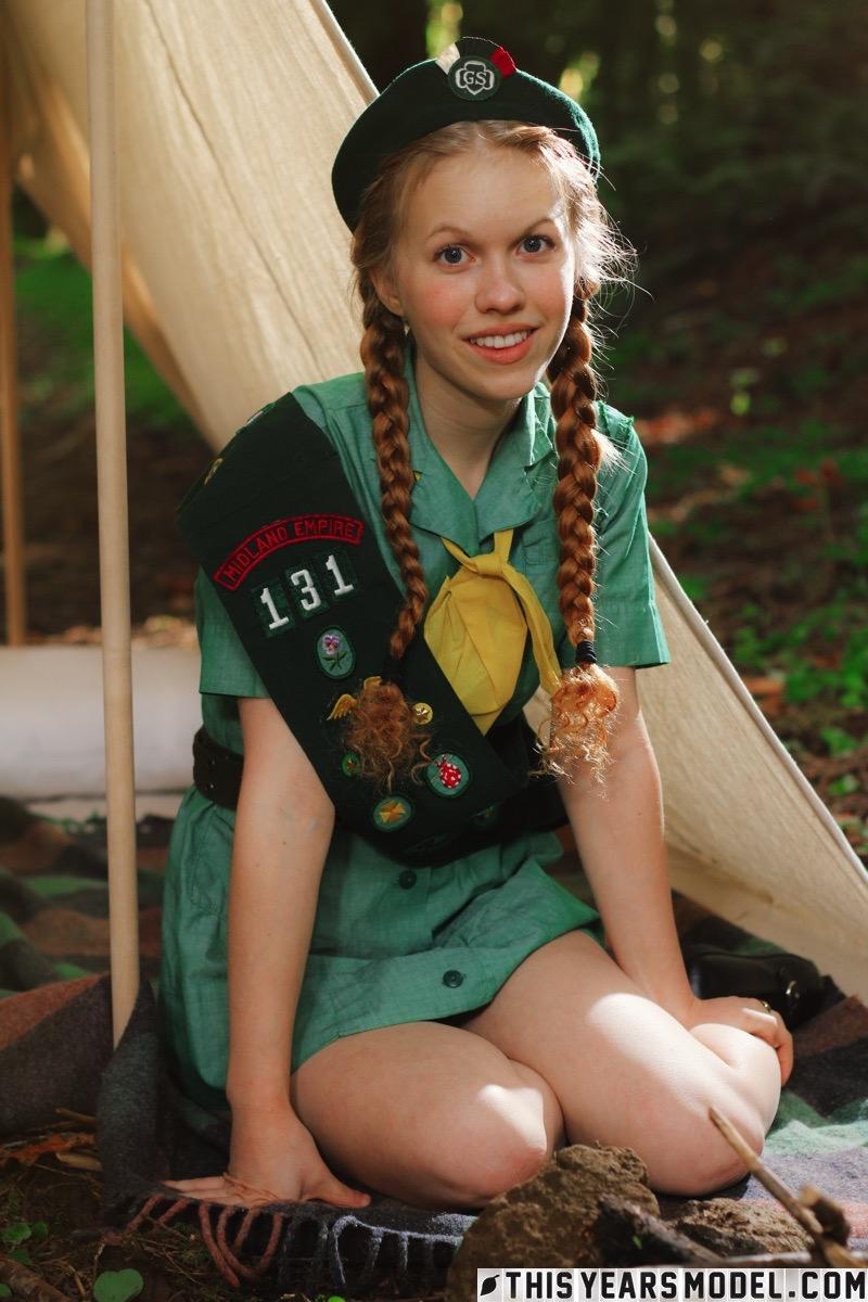 Dolly Little, une scout rousse, s'excite en camping.
 #54092995