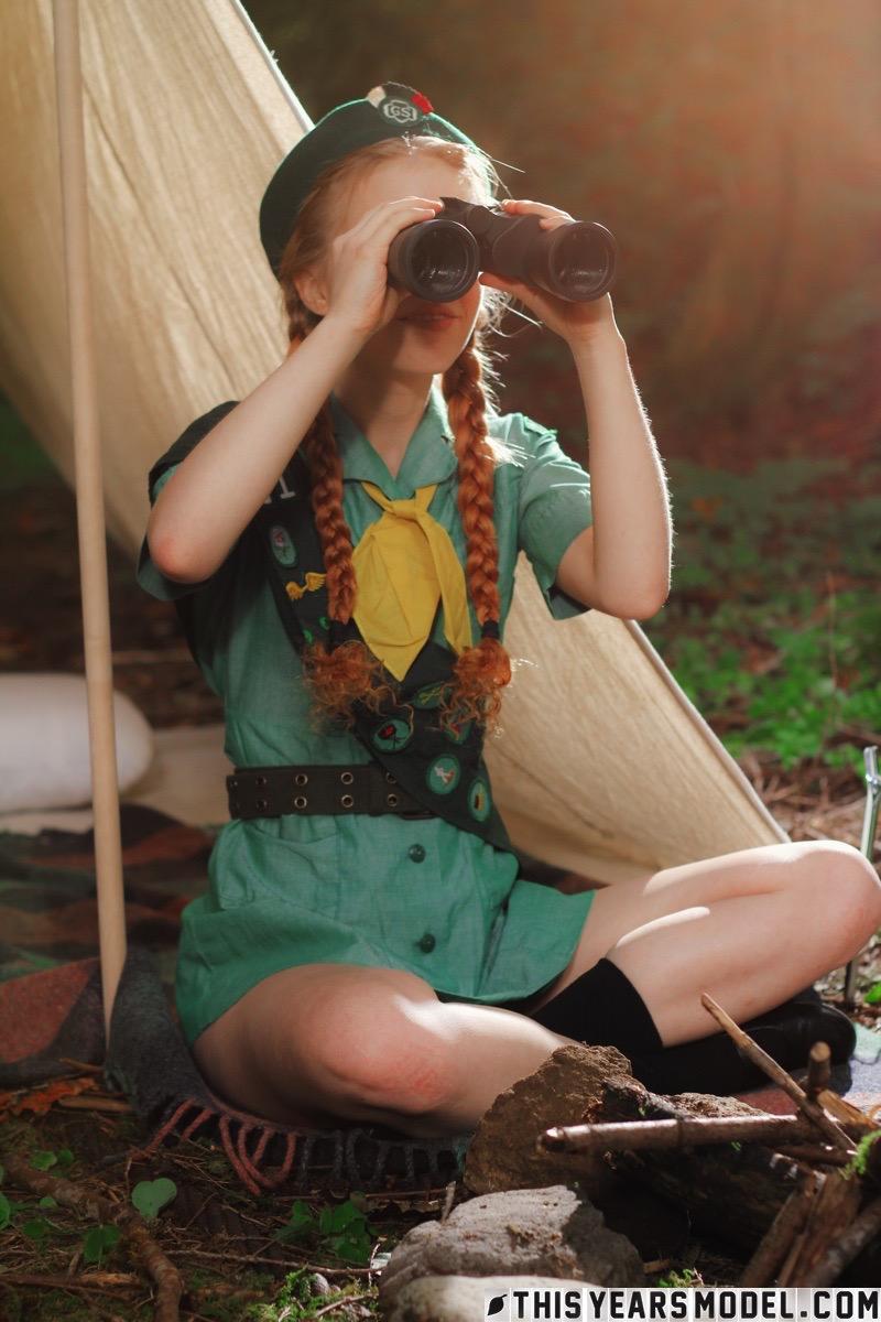 Dolly Little, une scout rousse, s'excite en camping.
 #54093022