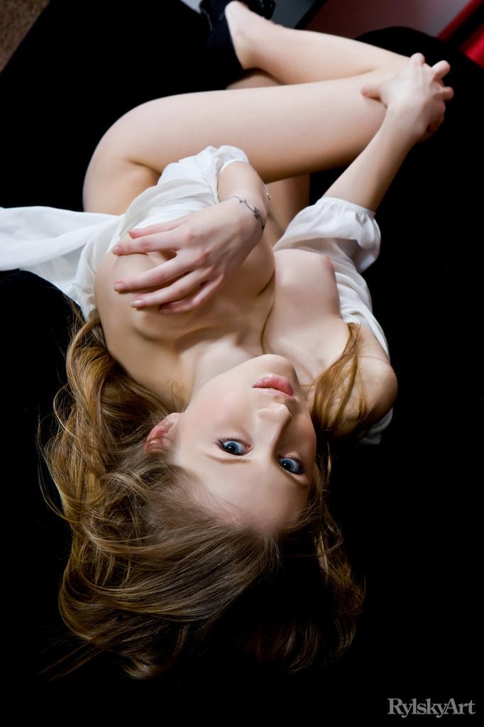 Hot teen girl daisy gold flaunts ihre herrlichen engen Körper auf der Couch
 #53914502