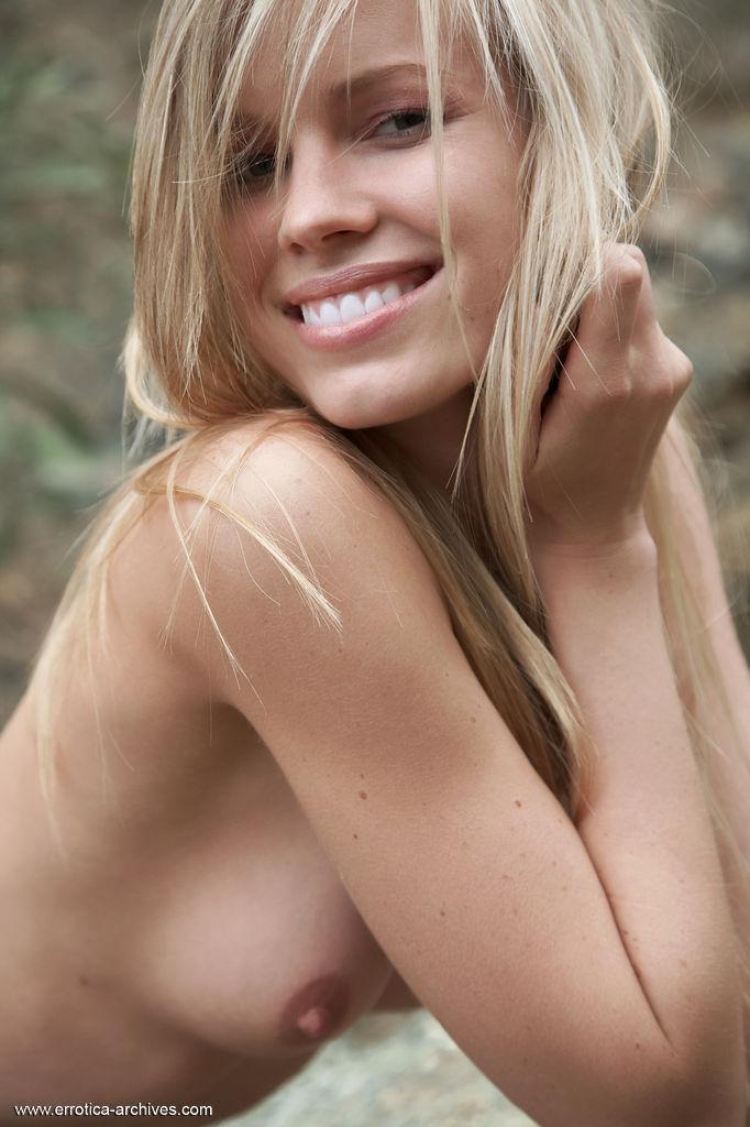 La modelo desnuda marketa belonoha muestra su cuerpo perfecto al aire libre
 #59345328