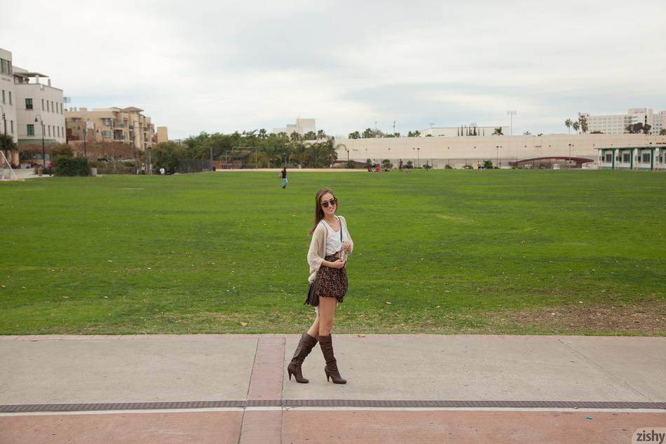 Pretty coed carlee delimaは、大学でスカートの中を見せる。
 #53662700