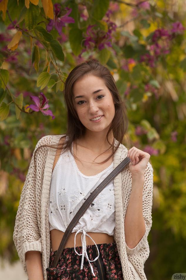 Hübsche Studentin Carlee Delima zeigt dir, was unter ihrem Rock im College ist
 #53662767