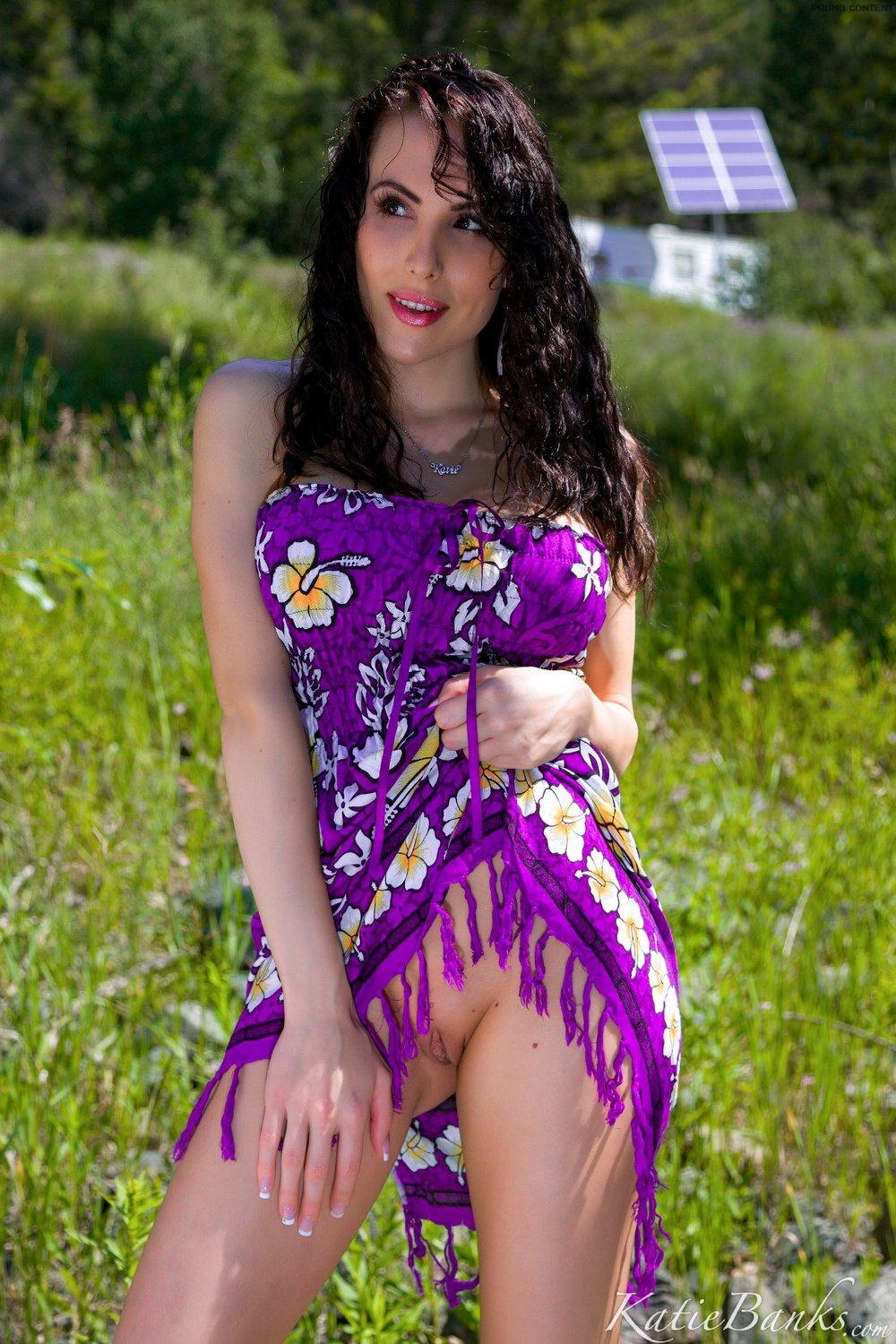 La tetona Katie Banks se despoja de su vestido púrpura para dar una burla juguetona
 #58096760