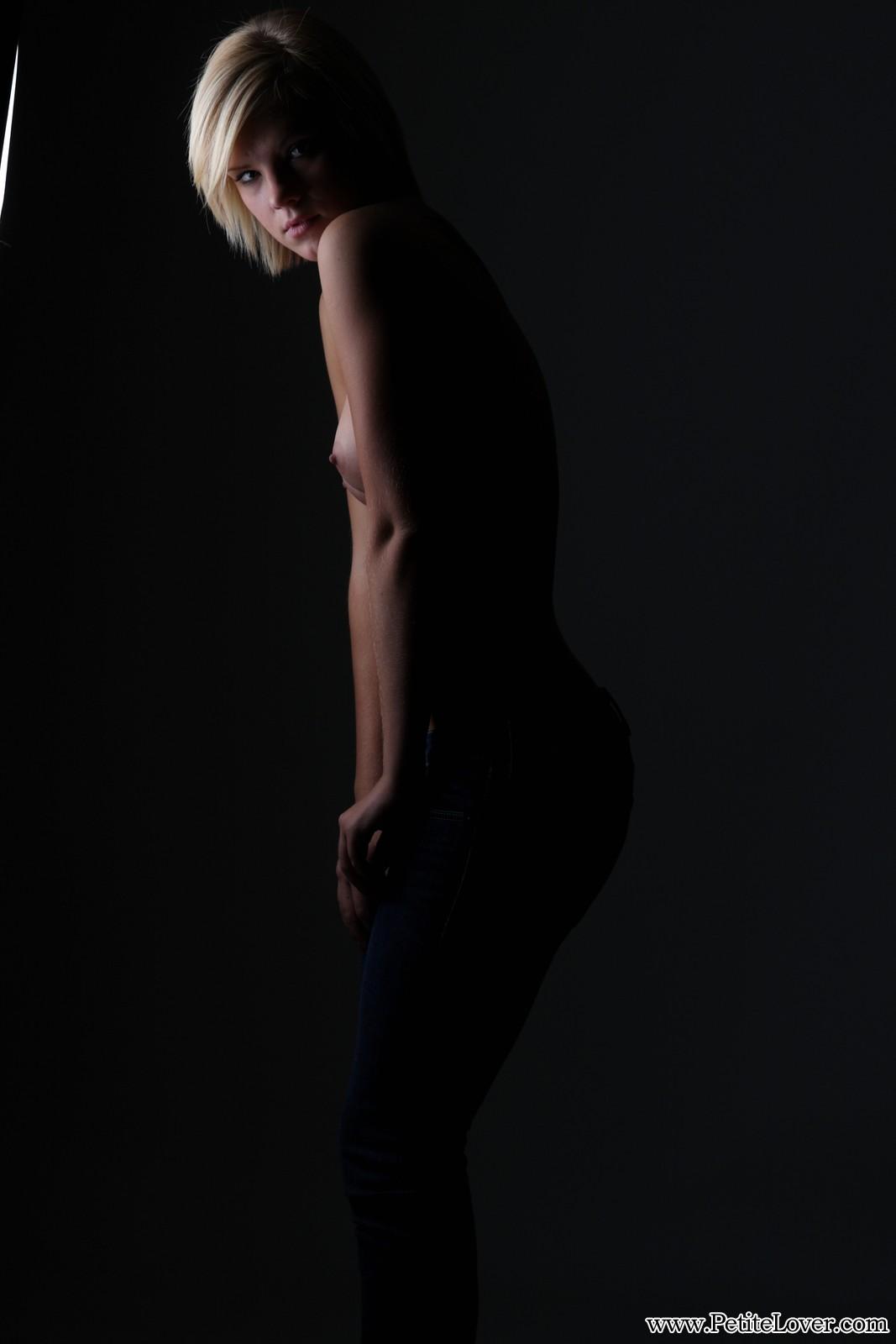La pin-up blonde tiffany pose pour des nus artistiques
 #60075890
