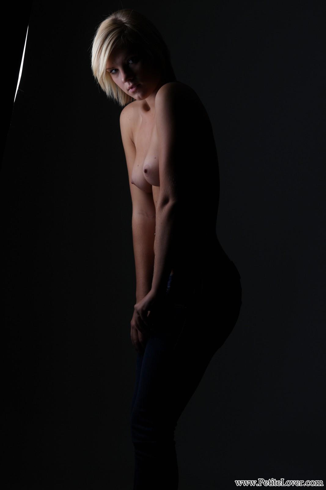 La pin-up blonde tiffany pose pour des nus artistiques
 #60075899