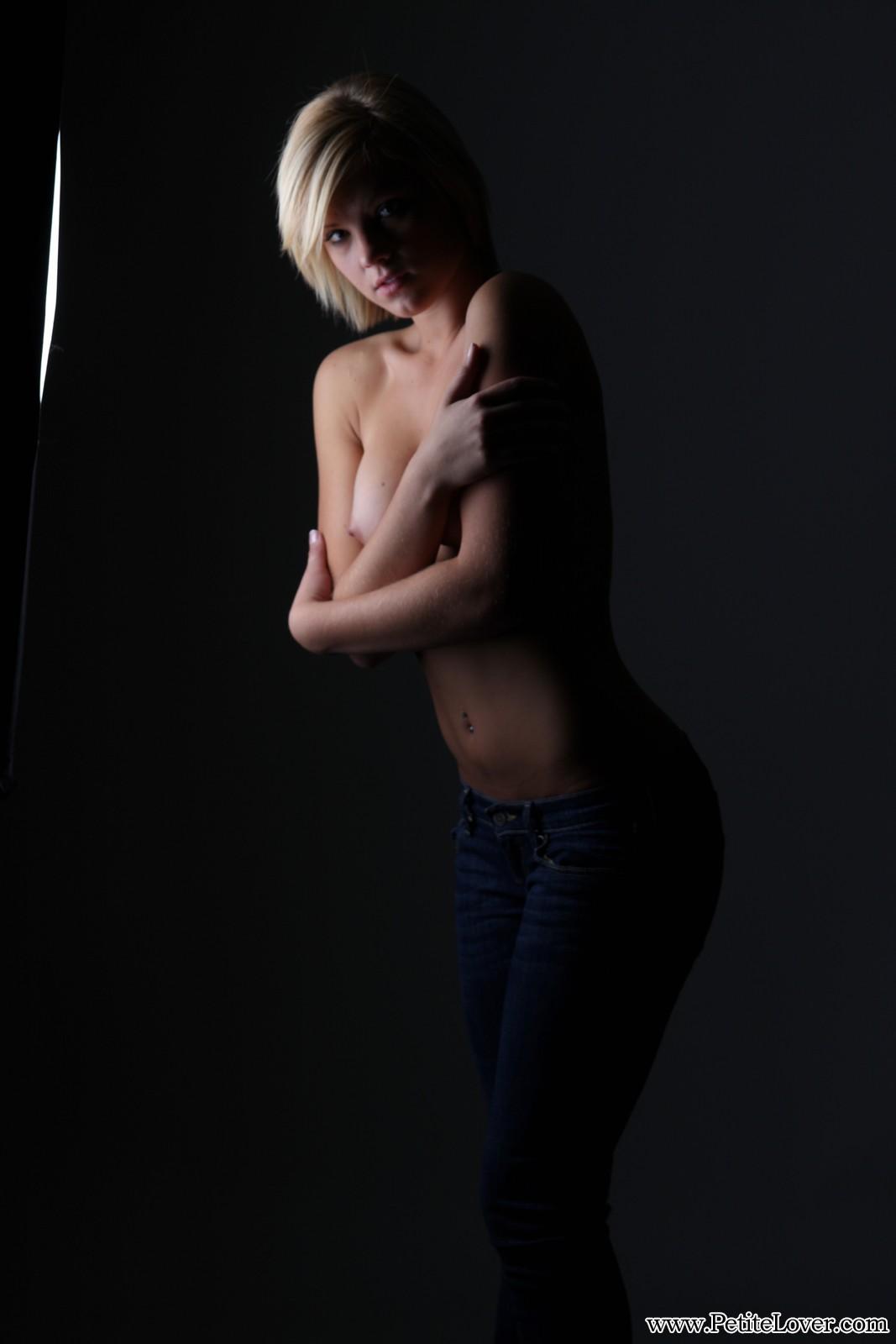 La pin-up blonde tiffany pose pour des nus artistiques
 #60075907