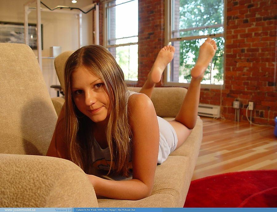 Immagini di josie modello amatoriale giovane pronto e disposto sul divano
 #55692496