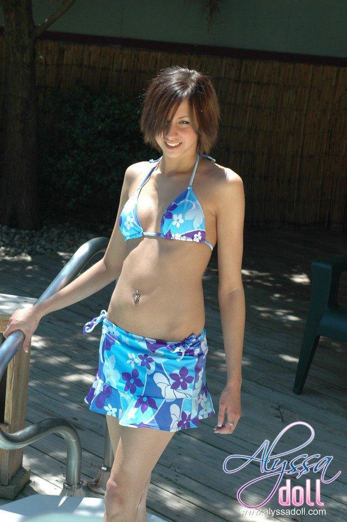 Bilder von alyssa doll, die sich am Pool auszieht
 #53052703