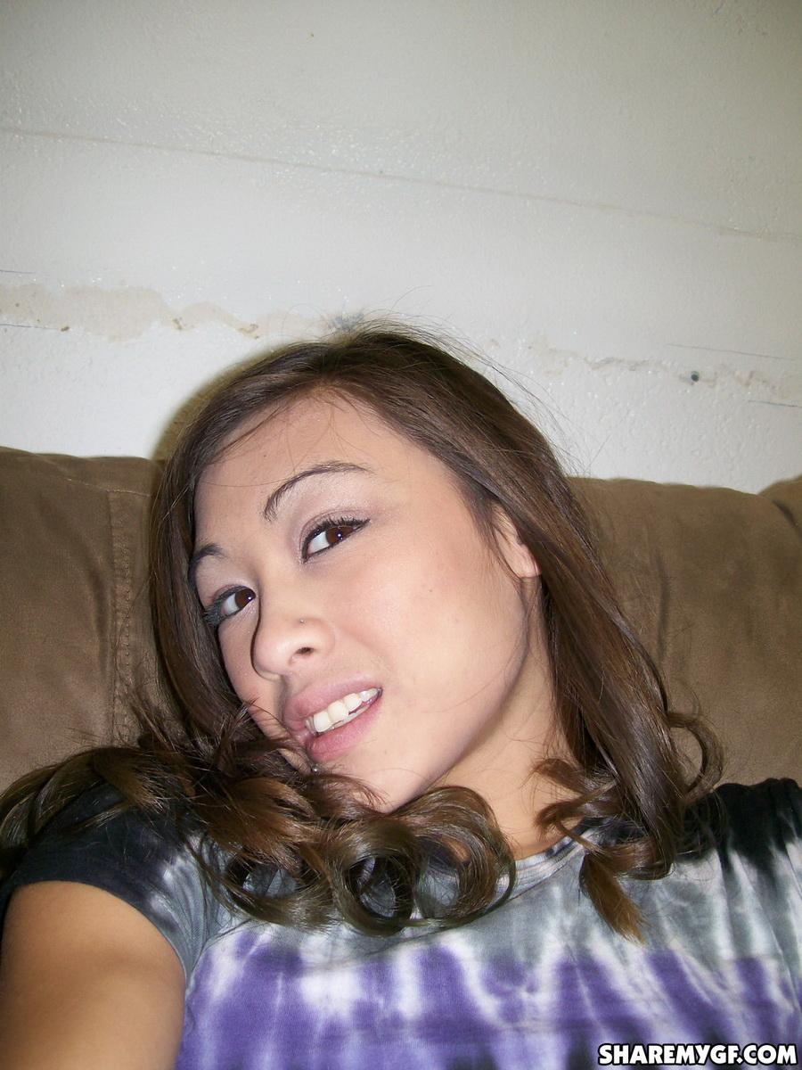Novia asiática se burla de sus tetas y culo redondo mientras se toma selfies
 #60790502