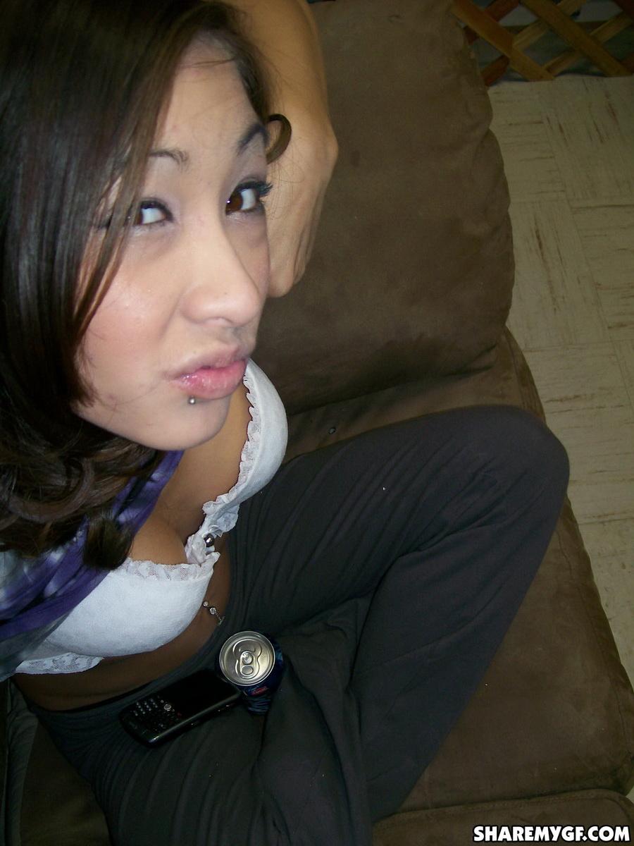 Une copine asiatique aguiche ses seins et son cul en prenant des selfies.
 #60790552