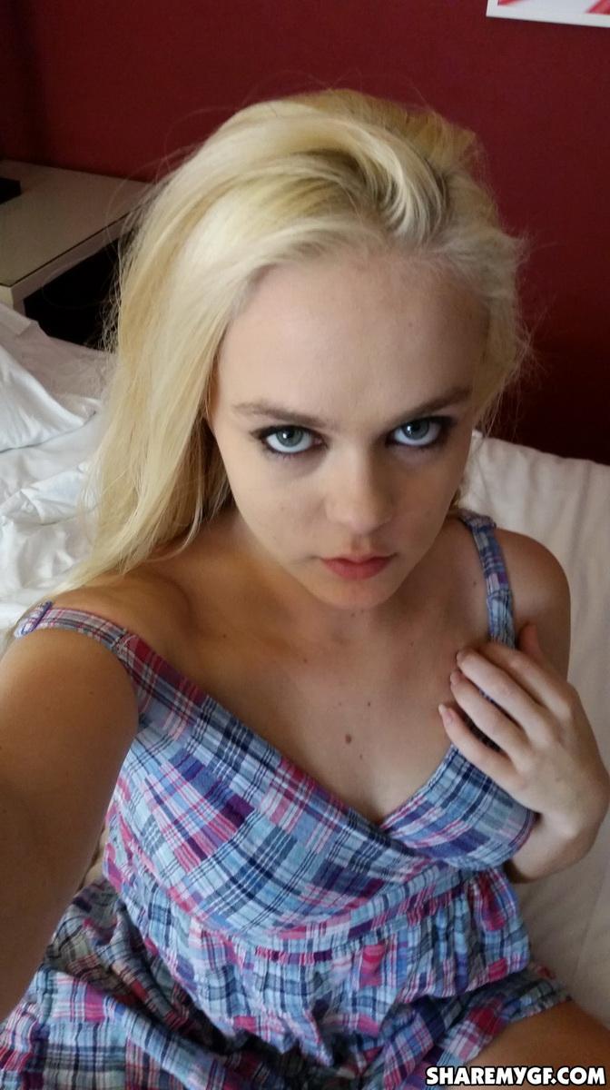Süße freche blonde Freundin zieht sich aus ihrem kleinen Kleidchen aus und macht Selfies für ihren Freund
 #60788234