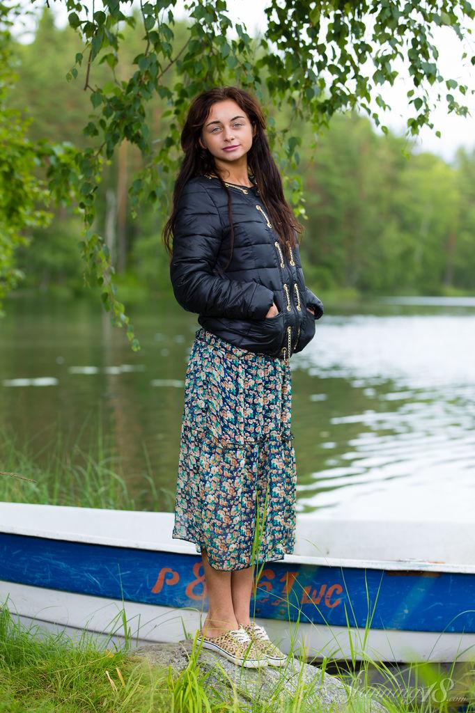 La joven morena dominika dark se desnuda junto al lago en "mermaid"
 #54098414