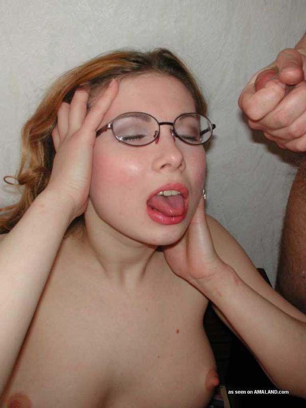 Immagini di una fidanzata calda in occhiali ottenere coperto di sperma
 #60520164
