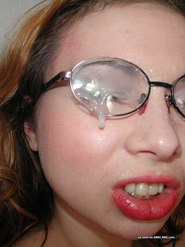 Photos d'une copine chaude à lunettes se faisant recouvrir de sperme
 #60520326