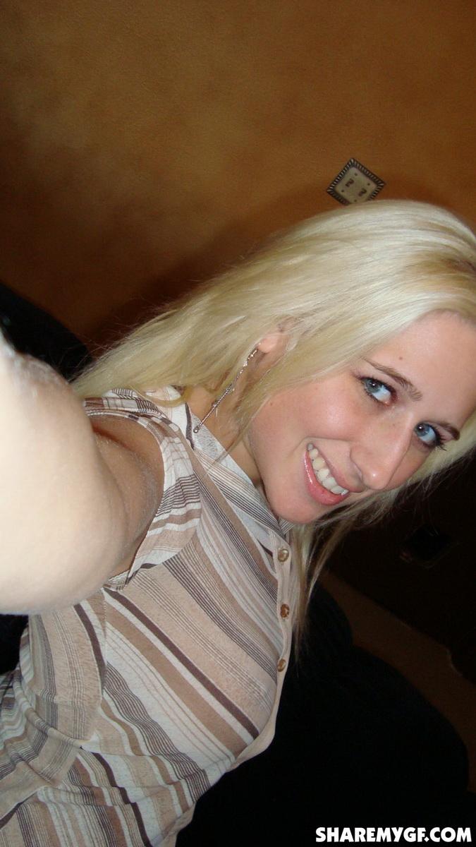 Amateur blonde Studentin teilt einige super heiße Selfies von ihren Brüsten
 #60796593