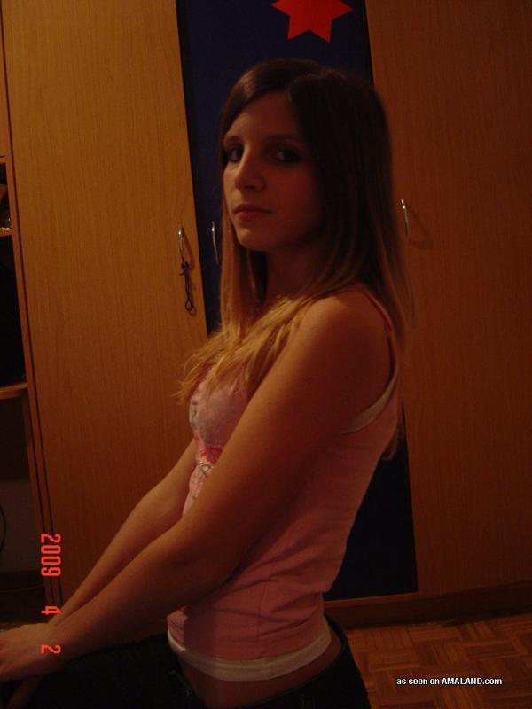 Sexy amateur chick camwhoring inside her bedroom #60657323