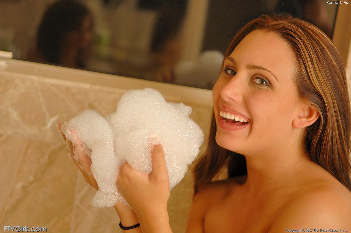 Dos jóvenes calientes se bañan juntas #60465734